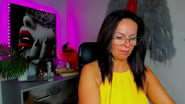 Snapshot of HelenLuxx chatting on July 2026 12:33:01 PM HelenLuxx online show from July 2026 12:33:01 PM