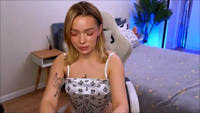 Snapshot of Lily_Yin chatting on December 2025 05:36:02 AM Lily Yin online show from December 2025 05:36:02 AM