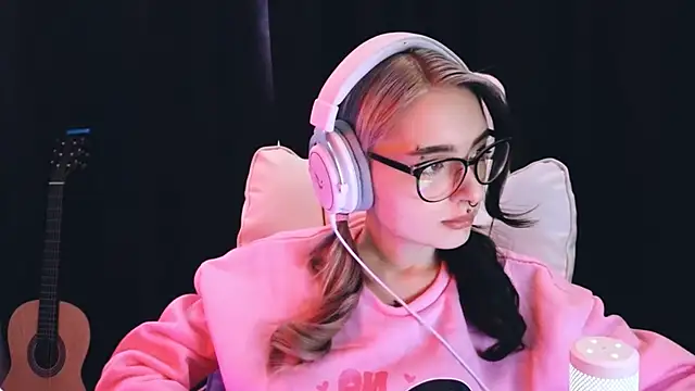 Snapshot of Avi_Nile chatting on February 2025 02:39:01 AM Avi Nile online show from February 2025 02:39:01 AM