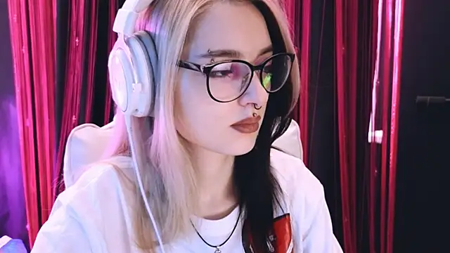 Snapshot of Avi_Nile chatting on February 2025 02:59:01 AM Avi Nile online show from February 2025 02:59:01 AM