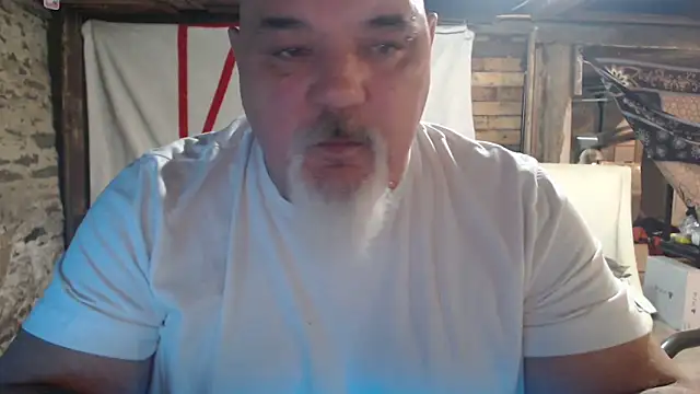 Newfiesausage1972 online show from February 2026 11:43:01 PM