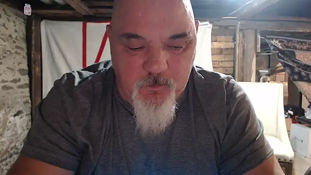 Newfiesausage1972 online show from February 2026 11:45:01 PM