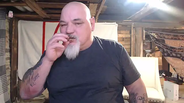 Newfiesausage1972 online show from February 2026 12:36:02 PM