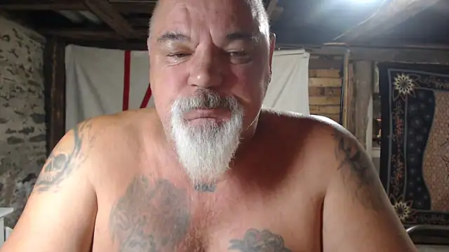 Newfiesausage1972 online show from July 2026 08:40:01 AM
