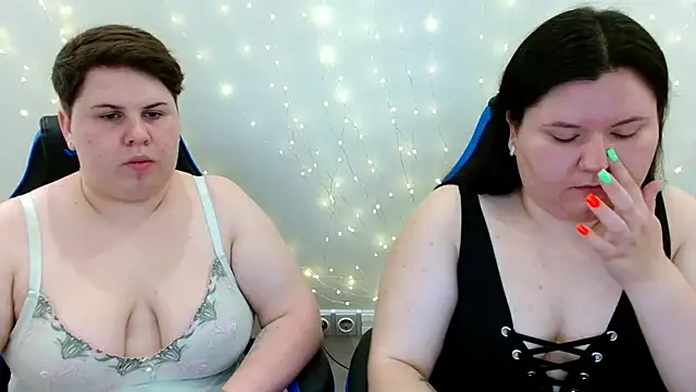 Snapshot of BeckyAndHellen chatting on July 2026 08:10:01 AM BeckyAndHellen online show from July 2026 08:10:01 AM