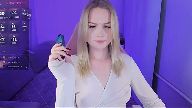 Snapshot of Honey_blonde chatting on September 2025 10:42:01 PM Honey blonde online show from September 2025 10:42:01 PM