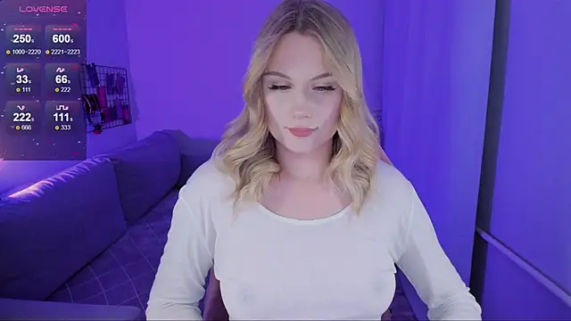 Snapshot of Honey_blonde chatting on October 2025 09:12:02 PM Honey blonde online show from October 2025 09:12:02 PM