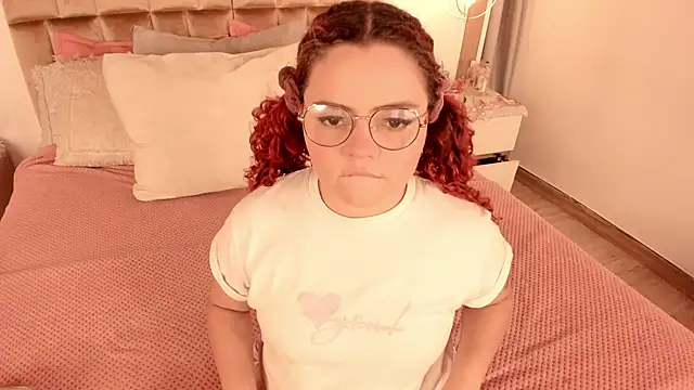 Twwiiggy online show from February 2025 08:01:01 PM