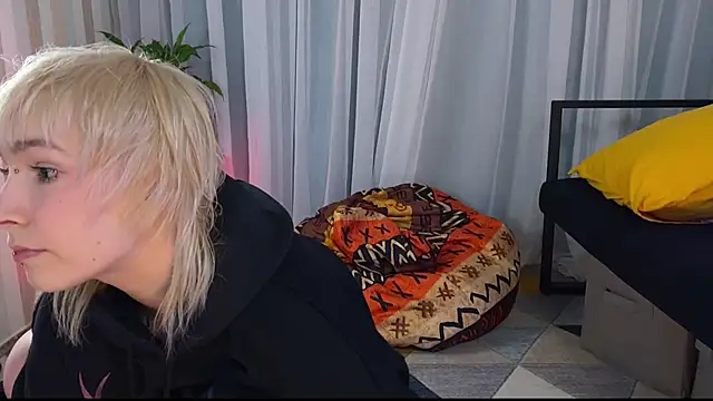 Snapshot of EmmyAmbros chatting on June 2026 09:42:02 PM EmmyAmbros online show from June 2026 09:42:02 PM