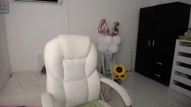 ana milf online show from January 2025 01:04:02 PM