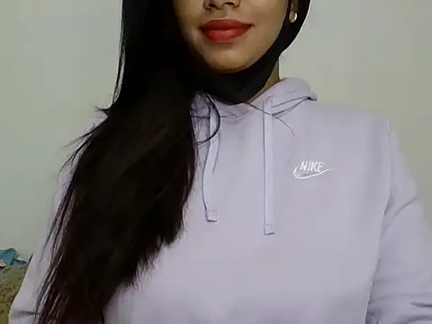 Snapshot of sparkling_queen chatting on December 2024 03:32:01 AM sparkling queen online show from December 2024 03:32:01 AM