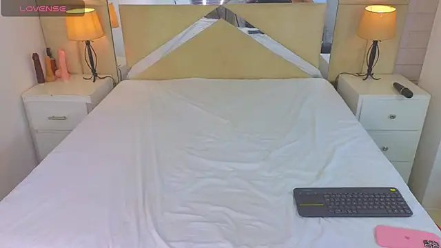 Tiphani walker  online show from September 2025 12:15:01 AM