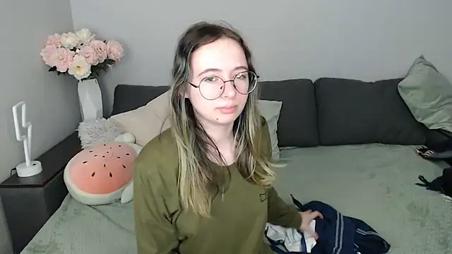 Mini Diva online show from October 2025 08:15:02 AM