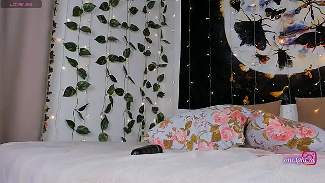 Snapshot of monikamelt chatting on May 2026 06:03:01 PM monikamelt online show from May 2026 06:03:01 PM