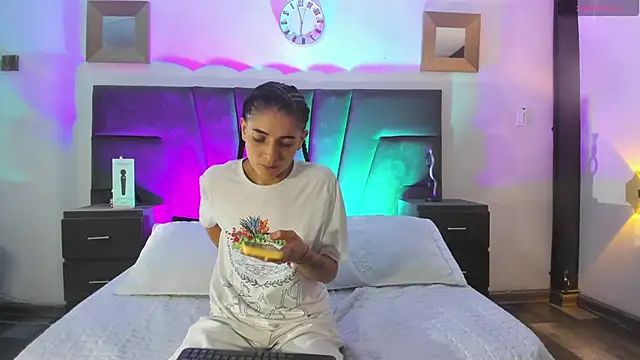 Snapshot of AndreaAndKarina chatting on December 2024 06:20:01 PM AndreaAndKarina online show from December 2024 06:20:01 PM