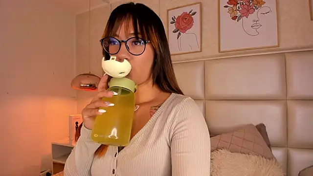 Aily Yozuko online show from October 2025 02:42:02 AM