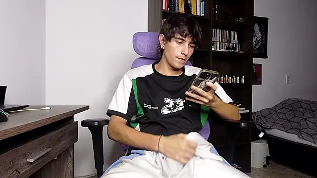 Snapshot of alex_connorr chatting on November 2025 10:56:02 PM alex connorr online show from November 2025 10:56:02 PM