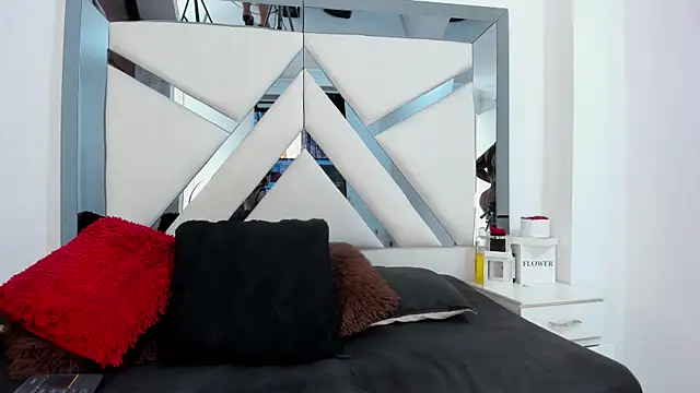 katherineFostel online show from November 2025 06:01:02 PM