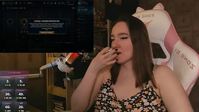 Snapshot of MoonlishSiren chatting on April 2026 08:37:01 PM MoonlishSiren online show from April 2026 08:37:01 PM