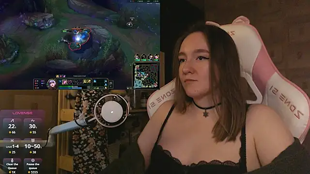 Snapshot of MoonlishSiren chatting on May 2026 08:14:01 PM MoonlishSiren online show from May 2026 08:14:01 PM