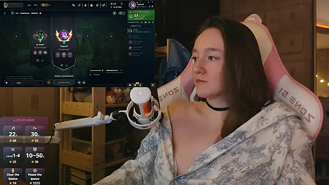 Snapshot of MoonlishSiren chatting on July 2026 10:34:01 PM MoonlishSiren online show from July 2026 10:34:01 PM