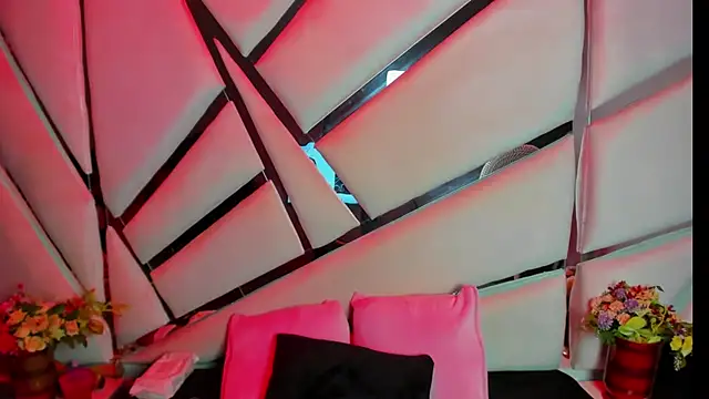 Aurora 18 online show from October 2025 02:37:01 PM