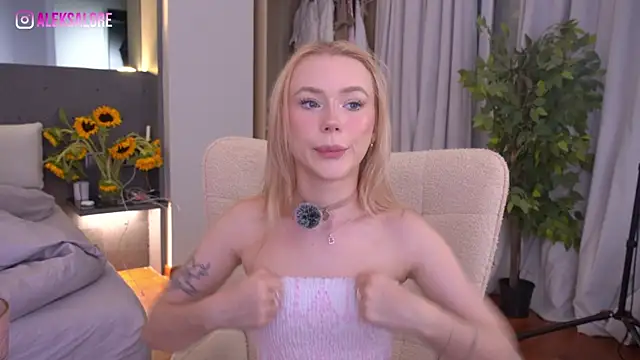 Snapshot of LexieLoree chatting on July 2026 03:08:01 AM LexieLoree online show from July 2026 03:08:01 AM