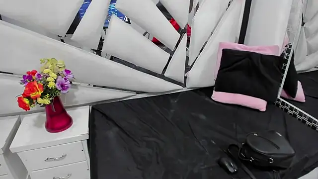 Snapshot of CooperEmma_ chatting on May 2026 01:33:01 AM CooperEmma online show from May 2026 01:33:01 AM