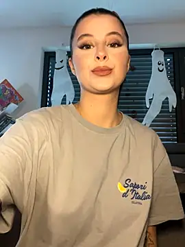 Mia-Minou online show from October 2025 12:58:01 PM