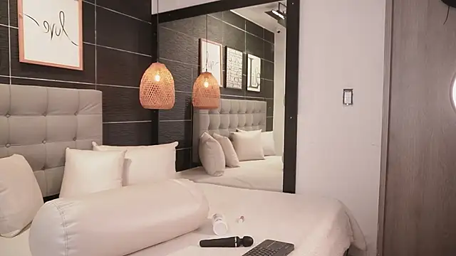 Bella TS  online show from October 2025 10:18:02 PM