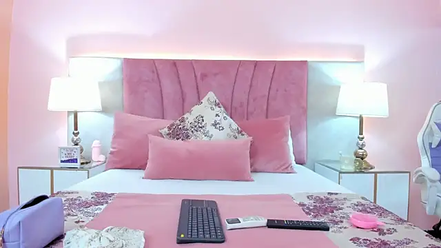 Snapshot of SophiaLaurens chatting on January 2025 01:20:01 PM SophiaLaurens online show from January 2025 01:20:01 PM