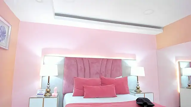 Snapshot of SophiaLaurens chatting on January 2025 03:04:01 PM SophiaLaurens online show from January 2025 03:04:01 PM