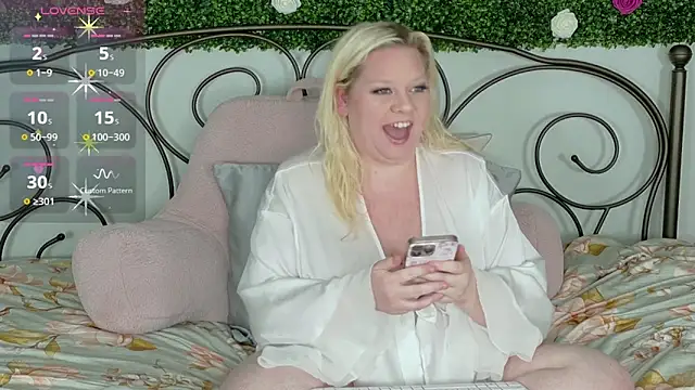Snapshot of siennaxluxx chatting on May 2026 02:39:01 AM siennaxluxx online show from May 2026 02:39:01 AM