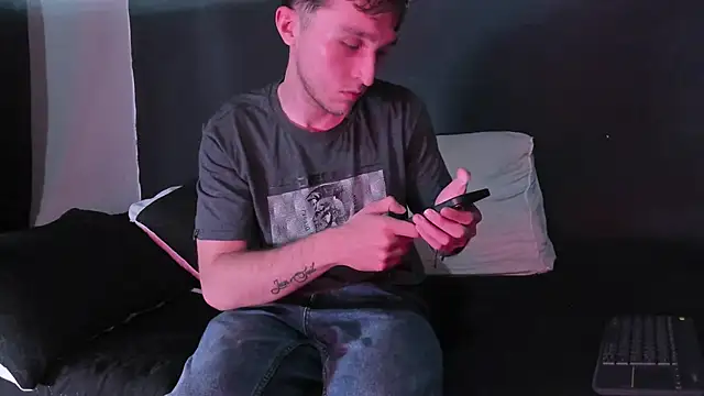 Dylanwhite23  online show from November 2025 09:13:01 PM