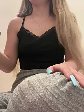 Snapshot of Holly-Glamour chatting on March 2025 05:54:01 AM Holly-Glamour online show from March 2025 05:54:01 AM