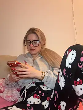 Holly-Glamour online show from February 2026 04:11:02 PM