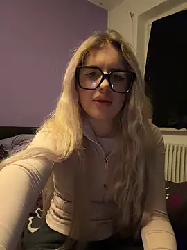Holly-Glamour online show from April 2026 11:58:01 PM