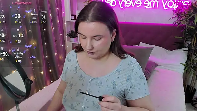 Snapshot of FeralPeach chatting on February 2026 06:40:02 AM FeralPeach online show from February 2026 06:40:02 AM