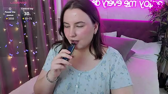 Snapshot of FeralPeach chatting on February 2026 06:54:01 AM FeralPeach online show from February 2026 06:54:01 AM