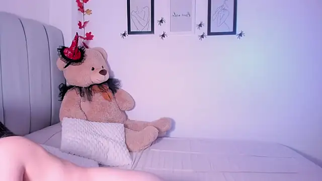 Snapshot of DannaHyde chatting on October 2025 05:20:02 PM DannaHyde online show from October 2025 05:20:02 PM