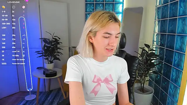 Snapshot of Mia_Cheers chatting on February 2025 01:46:01 PM Mia Cheers online show from February 2025 01:46:01 PM