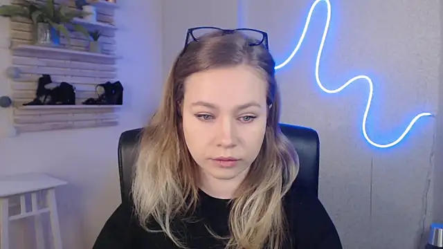 holly xglam online show from March 2025 12:18:01 AM