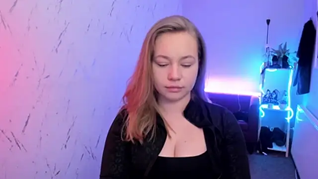 holly xglam online show from April 2026 06:12:02 PM