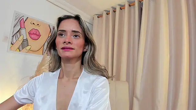 SkiinnyAna online show from April 2026 07:33:02 PM