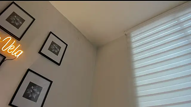 Annie Velas  online show from February 2026 09:32:01 PM