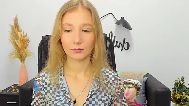 Snapshot of LolaWilsons chatting on January 2025 07:20:02 AM LolaWilsons online show from January 2025 07:20:02 AM