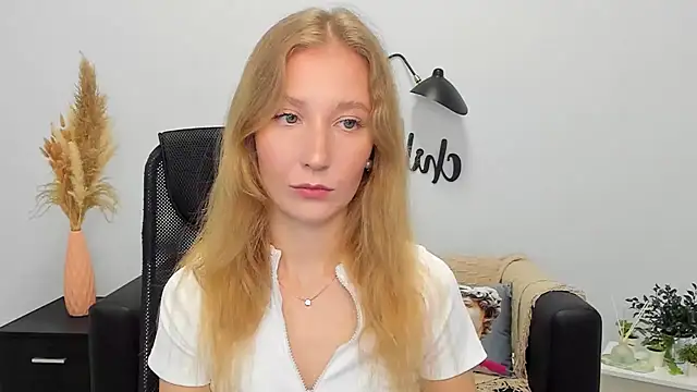 Snapshot of LolaWilsons chatting on January 2025 09:19:02 AM LolaWilsons online show from January 2025 09:19:02 AM