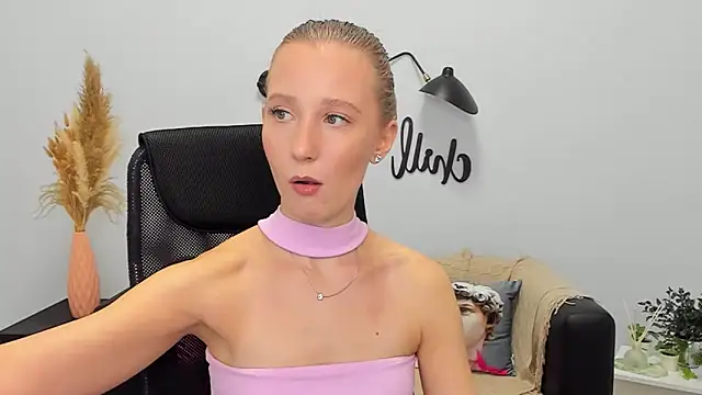 Snapshot of LolaWilsons chatting on January 2025 12:29:02 PM LolaWilsons online show from January 2025 12:29:02 PM