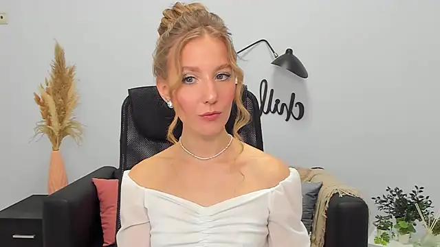 Snapshot of LolaWilsons chatting on February 2025 11:55:01 AM LolaWilsons online show from February 2025 11:55:01 AM