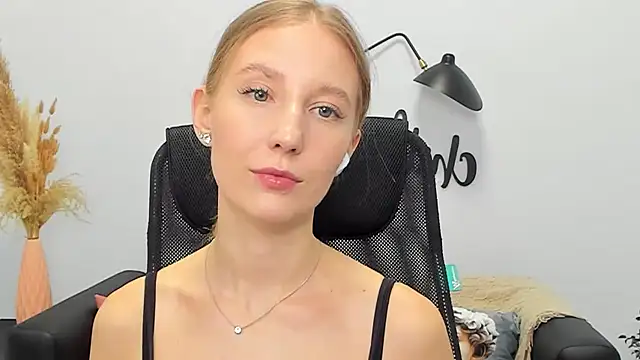 Snapshot of LolaWilsons chatting on March 2025 12:35:02 PM LolaWilsons online show from March 2025 12:35:02 PM